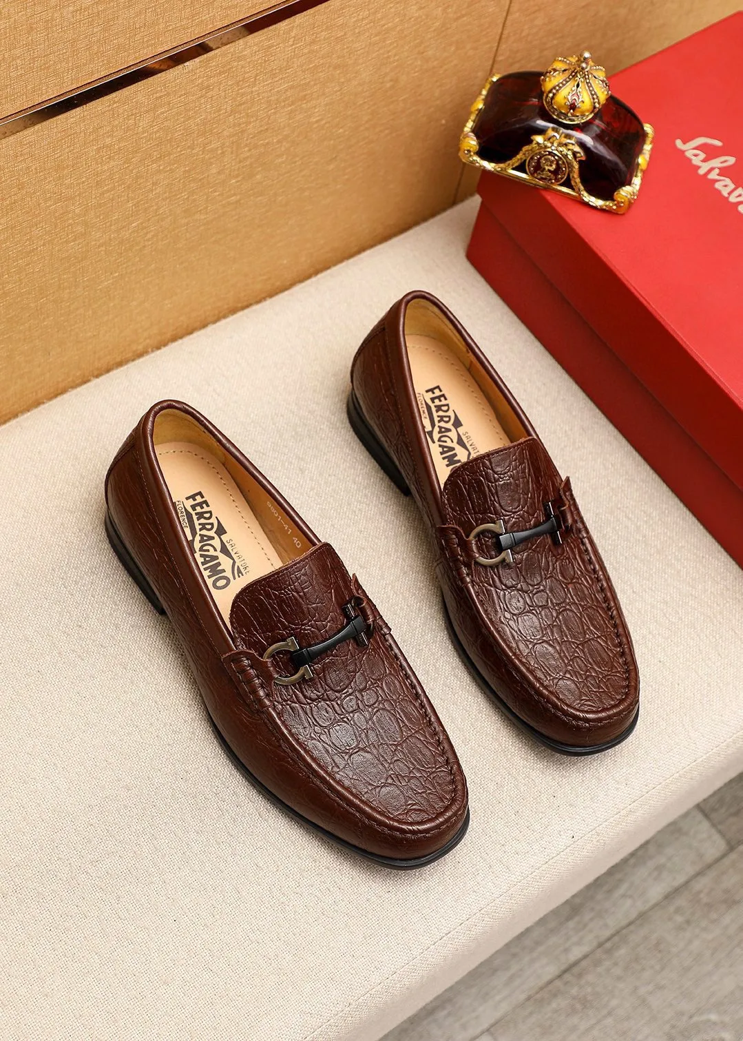 Men's shoes 💰480 💐 Product trademark: Ferragamo "Ferragamo" casual leather shoes Regular size: 38-44 (45🉑️customized) Product materials: Selected imported first-layer cowhide embossed upper + luxury hardware buckle, imported water-dyed cowhide leather lining. Strong three-dimensional visual effect, original rubber outsole Color: 2⃣️colors available